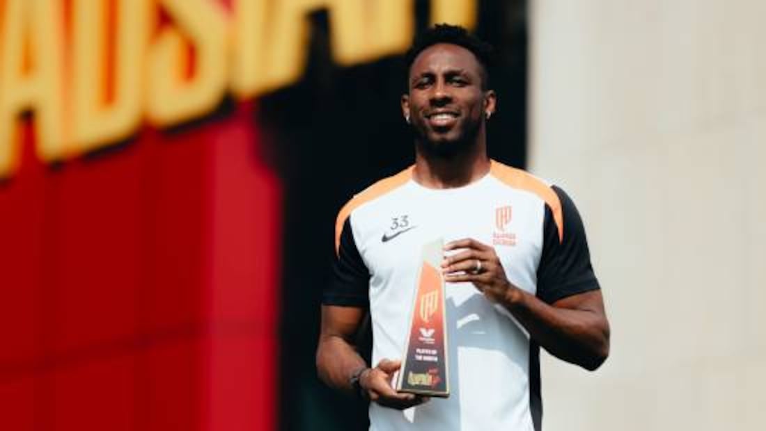 Julián Quiñones presume su trofeo de jugador del mes de octubre en Arabia Saudita. Foto: Especial