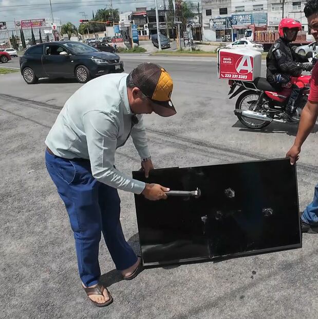 Un aficionado del Puebla compró en Elektra una pantalla y la rompió como protesta por el mal paso del equipo en la Liga MX. Foto: Especial