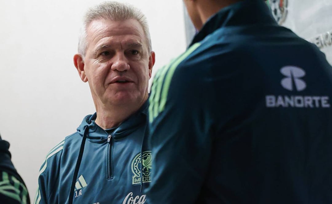 El técnico le dio la bienvenida a cada uno de los convocados. Foto: @miseleccionmx.