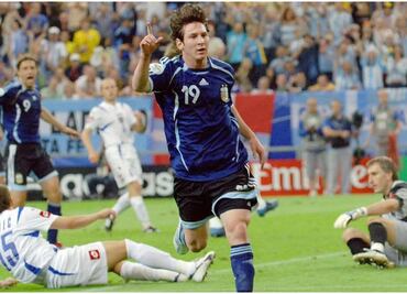 Un día como hoy, 16 de junio pero de 2006, Lionel Messi marcaba su primer gol en Copas del Mundo