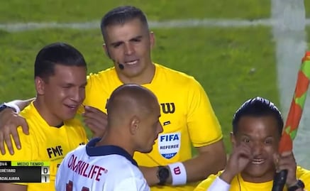 Chicharito Hernández recibió burlas de un abanderado ¿le dijo que no fuera chillón?