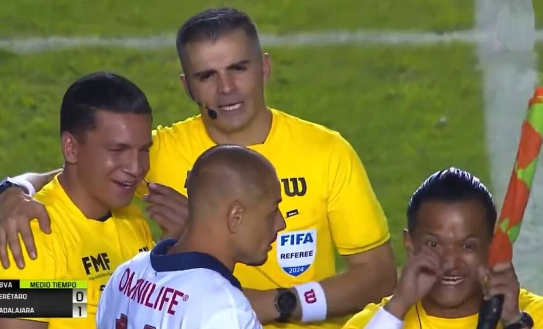 Chicharito Hernández habría recibido burlas de parte de un abanderado en el Querétaro vs Chivas. Foto: Especial