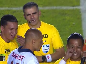 Chicharito Hernández recibió burlas de un abanderado ¿le dijo que no fuera chillón?