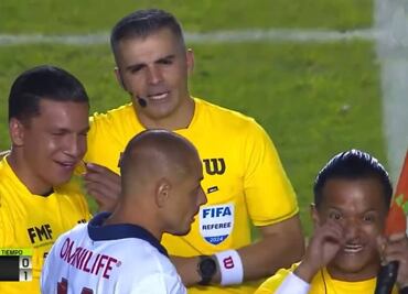 Chicharito Hernández recibió burlas de un abanderado ¿le dijo que no fuera chillón?