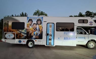 Aficionados de Argentina recorren Estados Unidos en una camper muy peculiar para ver a la Albiceleste en el Mundial 2026. FOTO: Sebastián García |  EL UNIVERSAL