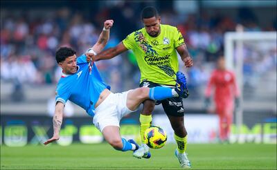 Ignacio Rivero cae al intentar despojar a Brayan Angulo del balón, durante el partido de la Jornada 3 del Clausura 2025 entre Cruz Azul y Puebla. FOTO: Imago7