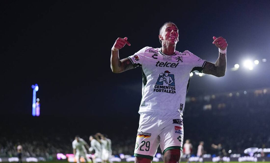 Chivas deja ir puntos, suma otra derrota y para la siguiente no contará con su técnico en la banca. Foto: Imago7.