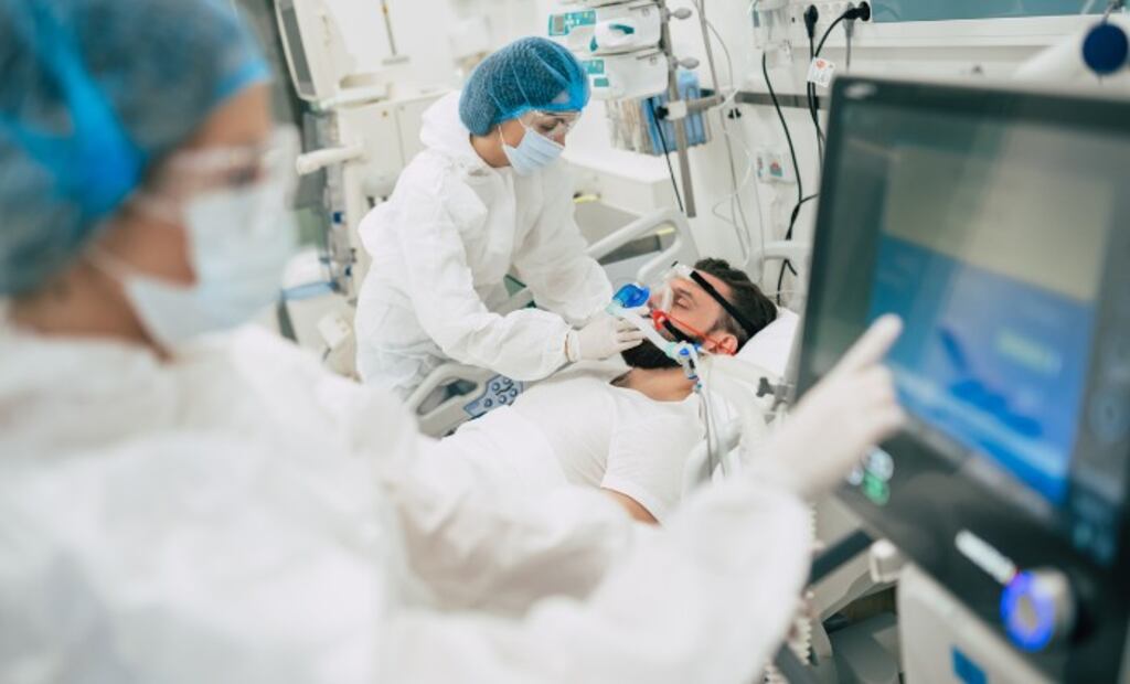 4 factores que aumentan el riesgo de muerte en pacientes de Covid en UCI