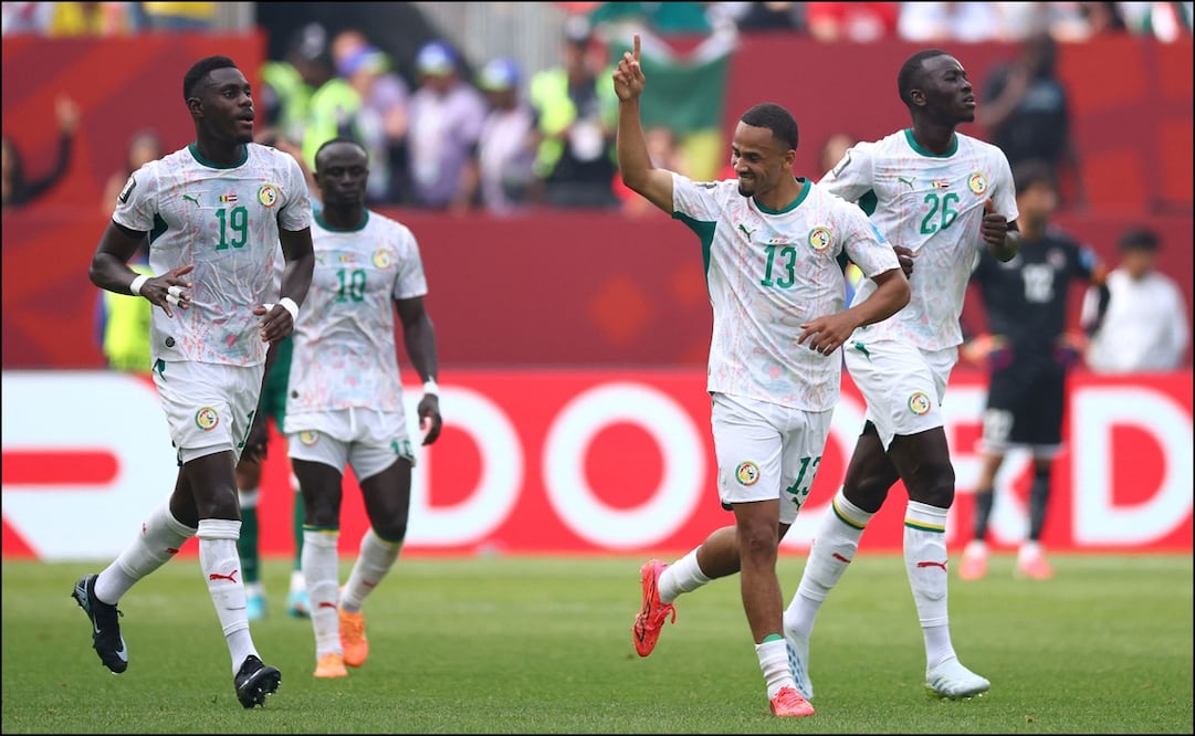 Iliman Ndiaye, delantero de Senegal celebra con sus compañeros después de anotar en el duelo ante Irak en el Estadio  Toronto. FOTO: AFP