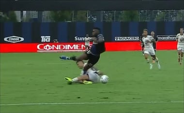 Así fue la brutal entrada del jugador de Mushuc Runa, Brian Negro, sobre Jean Pierre Arroyo, de Independiente del Valle. FOTO: Captura