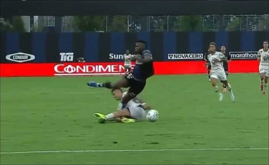 Así fue la brutal entrada del jugador de Mushuc Runa, Brian Negro, sobre Jean Pierre Arroyo, de Independiente del Valle. FOTO: Captura