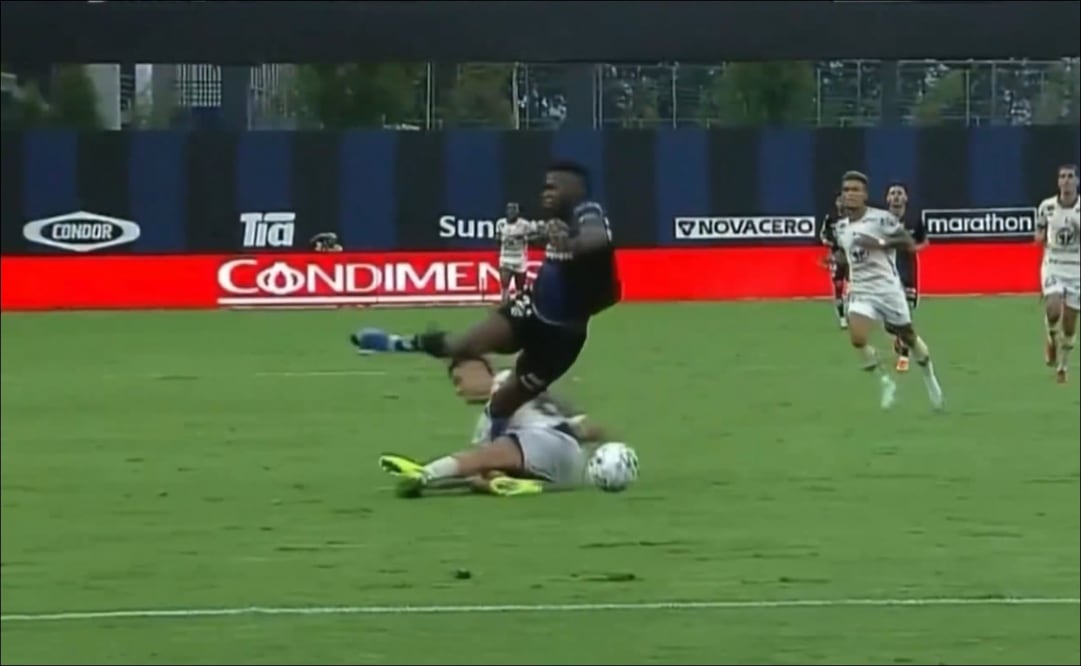 Así fue la brutal entrada del jugador de Mushuc Runa, Brian Negro, sobre Jean Pierre Arroyo, de Independiente del Valle. FOTO: Captura