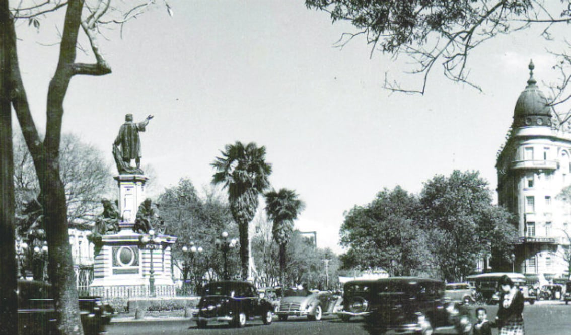 Cuando el emperador se dio cuenta que por medio de una calle directa podría llegar al centro desde el Castillo de Chapultepec, así que decidió iniciar la construcción del Paseo de la Emperatriz o del Emperador, al cual conocemos hoy como Paseo de la Reforma. (Foto: Coleccióm Villasana-Torres)