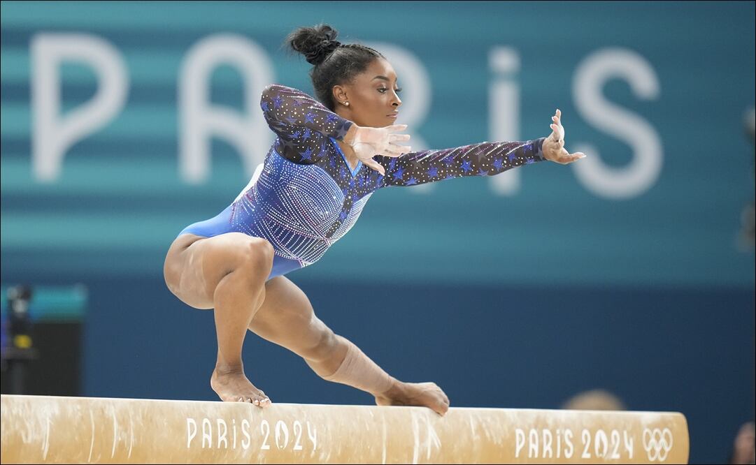 Simone Biles durante una de sus evoluciones en los Juegos Olímpicos de París 2024. FOTO: AFP
