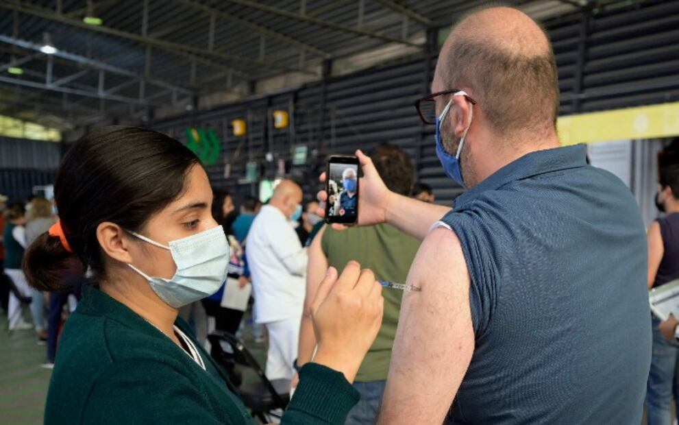 Todo sobre la vacuna AstraZeneca: Efectividad y efectos secundarios