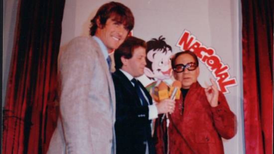 Mario Moreno y Bora Milutinovic presentaron la imagen de Cantinflas como mascota oficial del Mundial de México 86. Foto: @fersch_4