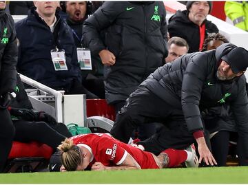 ¡Tómala! Jurgen Klopp fue atropellado por su propio jugador en el Liverpool-Arsenal