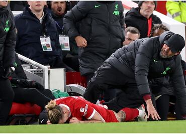 ¡Tómala! Jurgen Klopp fue atropellado por su propio jugador en el Liverpool-Arsenal