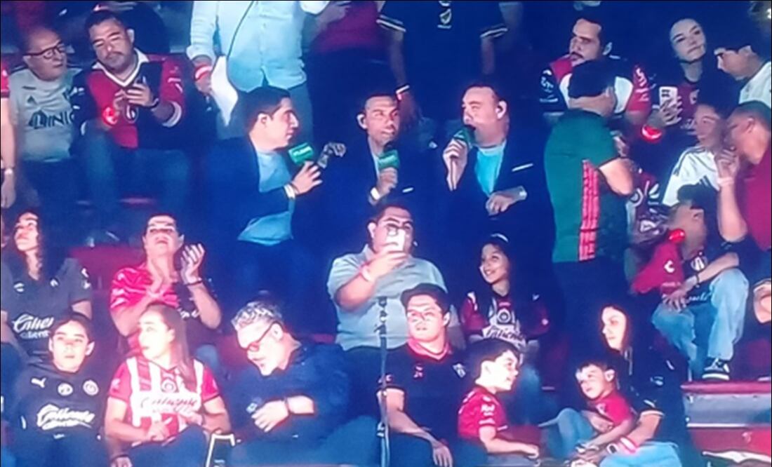 Andrés Vaca, Ruso Zamogilny y David Faitelson narraron en medio de la tribuna del Estadio Jalisco. FOTO: Captura