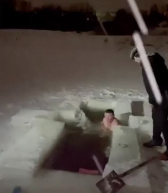 Video: Mujer muere ahogada al lanzarse a un río congelado en Rusia