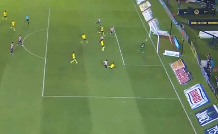 Luis Malagón salvó al América de que Chivas se adelantara con un cañonazo de Alan Mozo