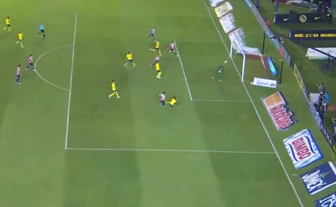 Luis Malagón evitó que Alan Mozo adelantara a Chivas sobre América en el Clásico Nacional. Foto: Especial