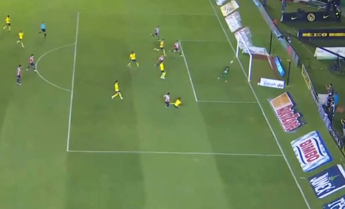 Luis Malagón evitó que Alan Mozo adelantara a Chivas sobre América en el Clásico Nacional. Foto: Especial