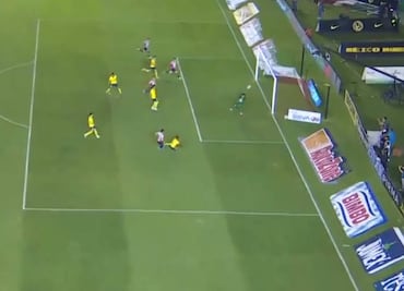 Luis Malagón salvó al América de que Chivas se adelantara con un cañonazo de Alan Mozo