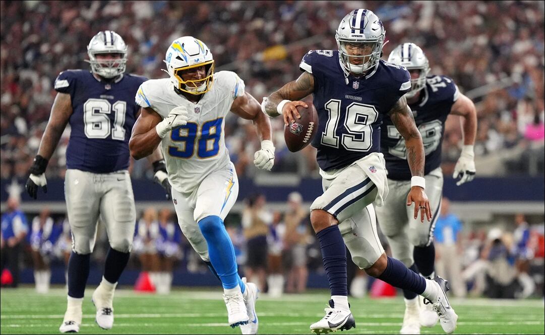 Trey Lance (19) de los Dallas Cowboys corre con el ovoide durante la segunda mitad en el juego de Pretemporada ante Los Angeles Chargers en el AT&T Stadium. FOTO: AFP