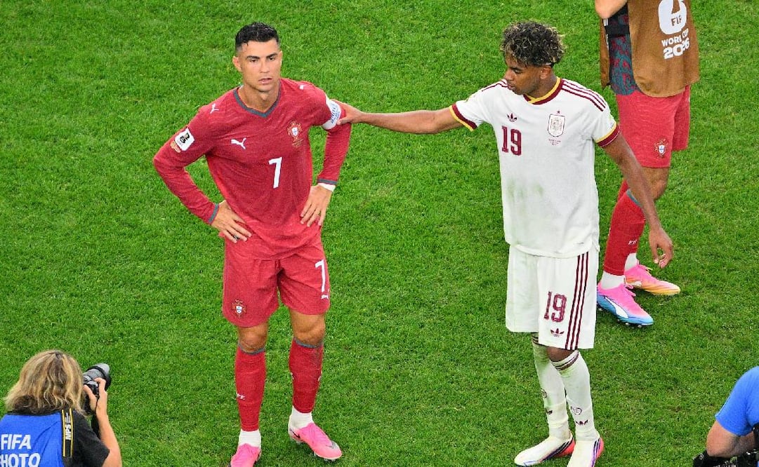 Lamine Yamal consuela a Cristiano Ronaldo tras ser eliminado / Foto: EFE