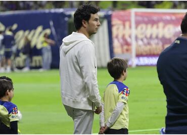 Checo Pérez se hace presente en el Estadio Azteca para apoyar al América en la Final