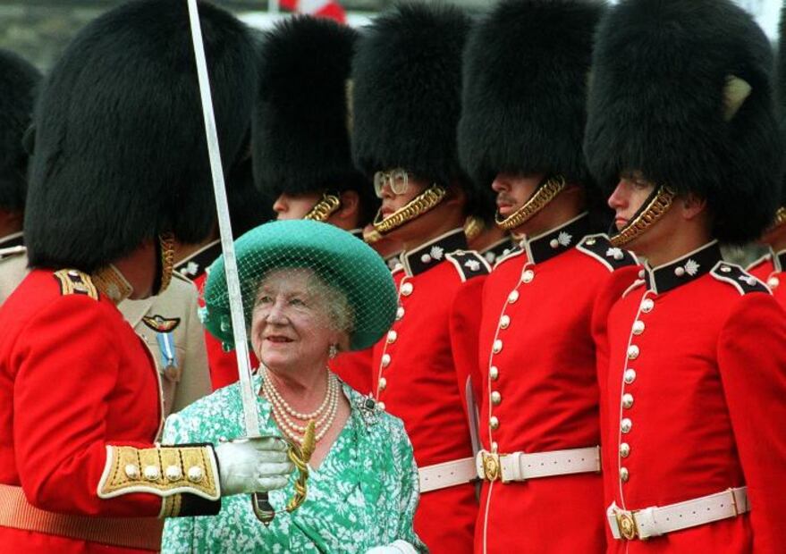 Video de guardia de la reina Isabel II que pisa a niño desata polémica