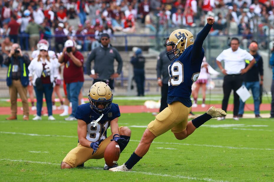 Andrea Martínez ejecuta su patada en el partido entre Pumas CU y Águilas Blancas. FOTO: Imago7