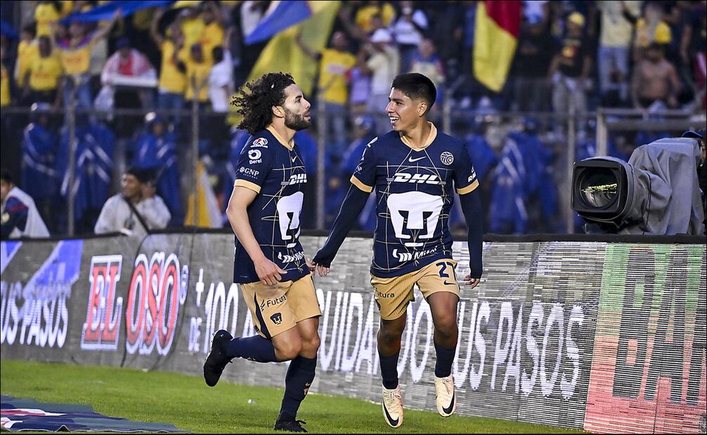 Piero Quispe celebra su gol junto al 'Chino' Huerta. FOTO: Imago7