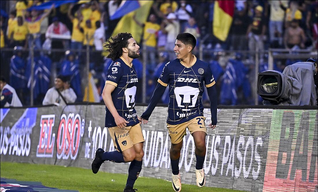 Piero Quispe celebra su gol junto al 'Chino' Huerta. FOTO: Imago7