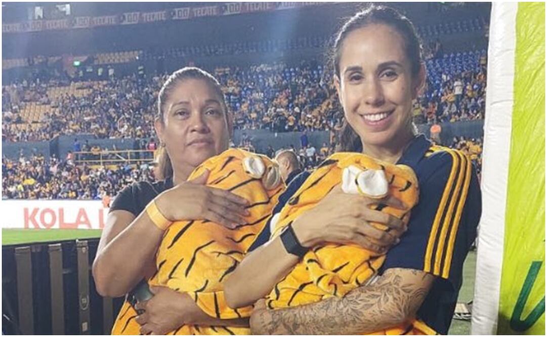 Bianca Sierra con sus dos gemelos en el Estadio Universitario / FOTO: Twitter @Vianey_Rdz