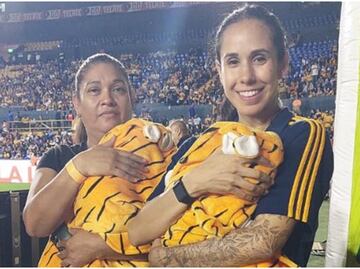 Tigres Femenil tiene aficionados de lujo ante Rayadas con los gemelos de sus jugadoras