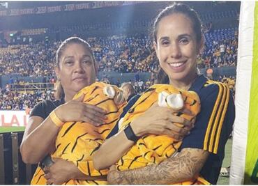 Tigres Femenil tiene aficionados de lujo ante Rayadas con los gemelos de sus jugadoras