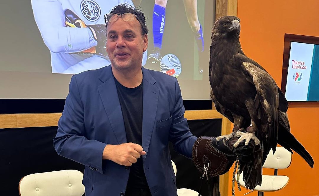 David Faitelson presumió en redes sociales su foto con Celeste, la mascota del América. Foto: Especial