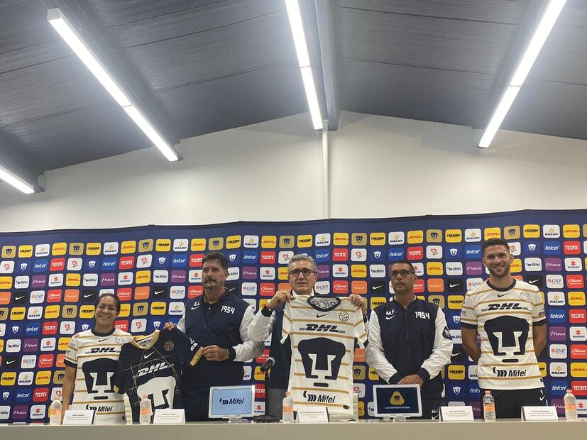 Luis Raúl González presentó la nueva camiseta con la que Pumas jugará lo que resta de temporada. FOTO: Nicolás Schiller Solti