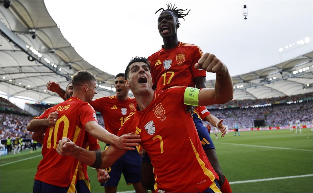 Jugadores de la selección de España celebran el gol anotado por Dani Olmo. FOTO: EFE