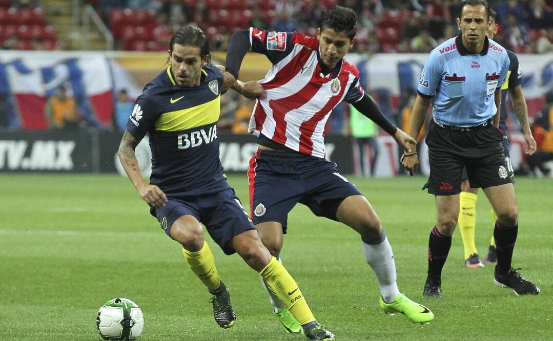 Fernando Gago pelea con Ángel Zaldívar por el balón en el Chivas vs Boca de 2017. Foto: Imago7