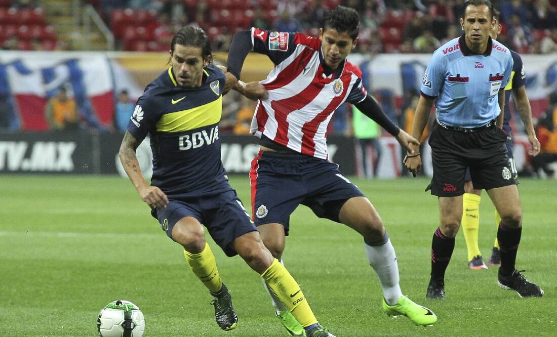 Fernando Gago pelea con Ángel Zaldívar por el balón en el Chivas vs Boca de 2017. Foto: Imago7