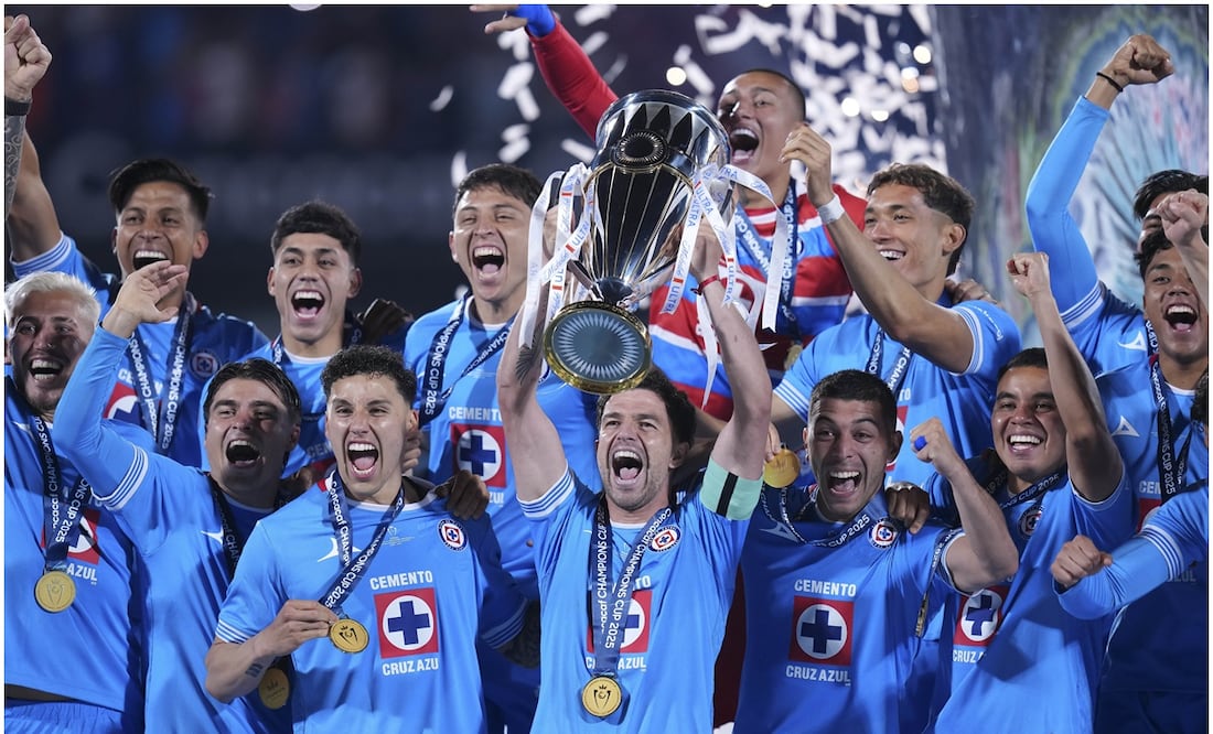 Cruz Azul alzando el trofeo de la Concachampions Foto: Imago7