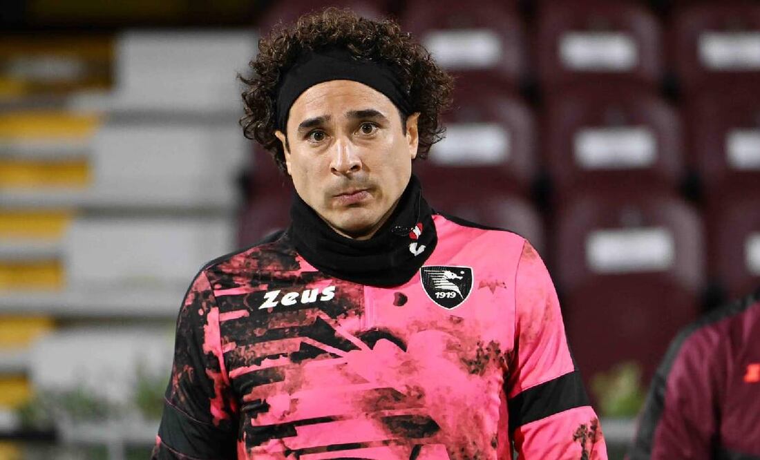 Guillermo Ochoa está borrado en la Salernitana y podría perder la titularidad en la Selección Mexicana. Foto: Especial
