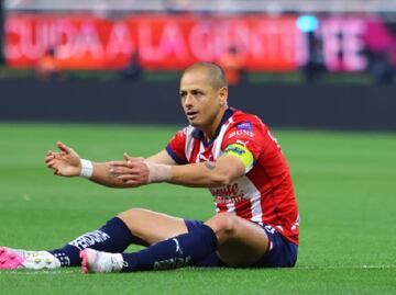 Chicharito Hernández se volvió a lesionar y será baja en la visita de Chivas al Pachuca