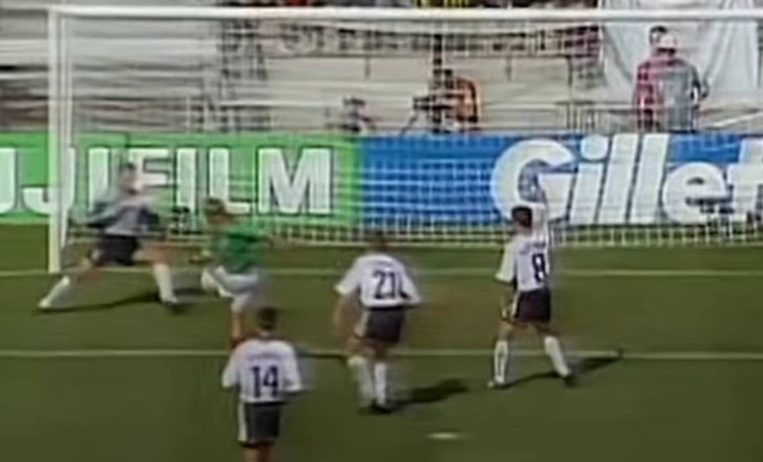 Matador Hernández, con la portería abierta, falló la jugada que pudo liquidar el partido ante Alemania en Francia 98. Foto: Especial