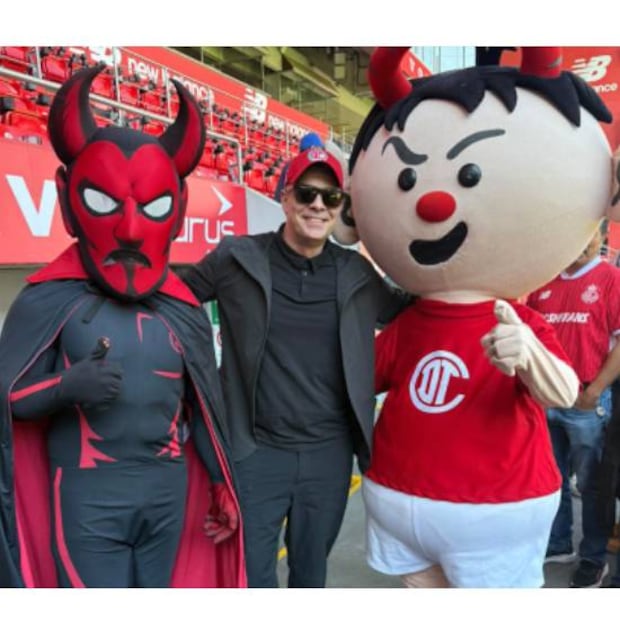 Christian Martinoli es fiel seguidor del Toluca y espera poder festejar un título más si vencen al América. Foto: Especial