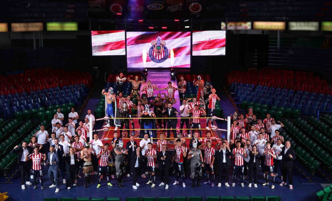 El equipo del Guadalajara rompió el molde de la clásica foto de equipo. Foto: @Chivas
