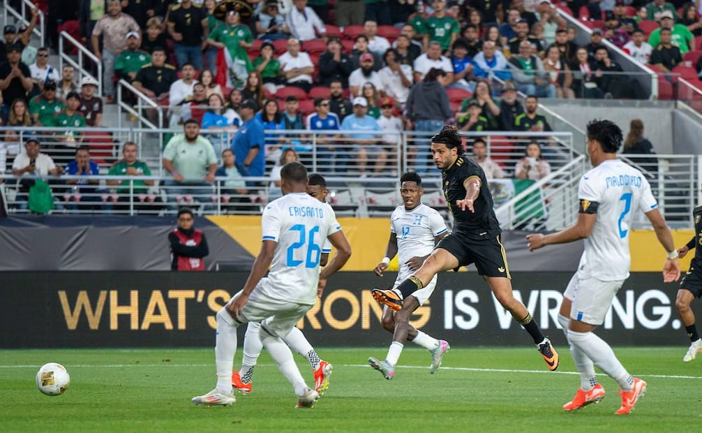 Raúl Jiménez anotó de esta manera el gol con el que México derrotó a Honduras en Semifinal de Copa Oro. Foto: Imago7
